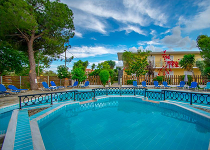 Splash Pool Bar